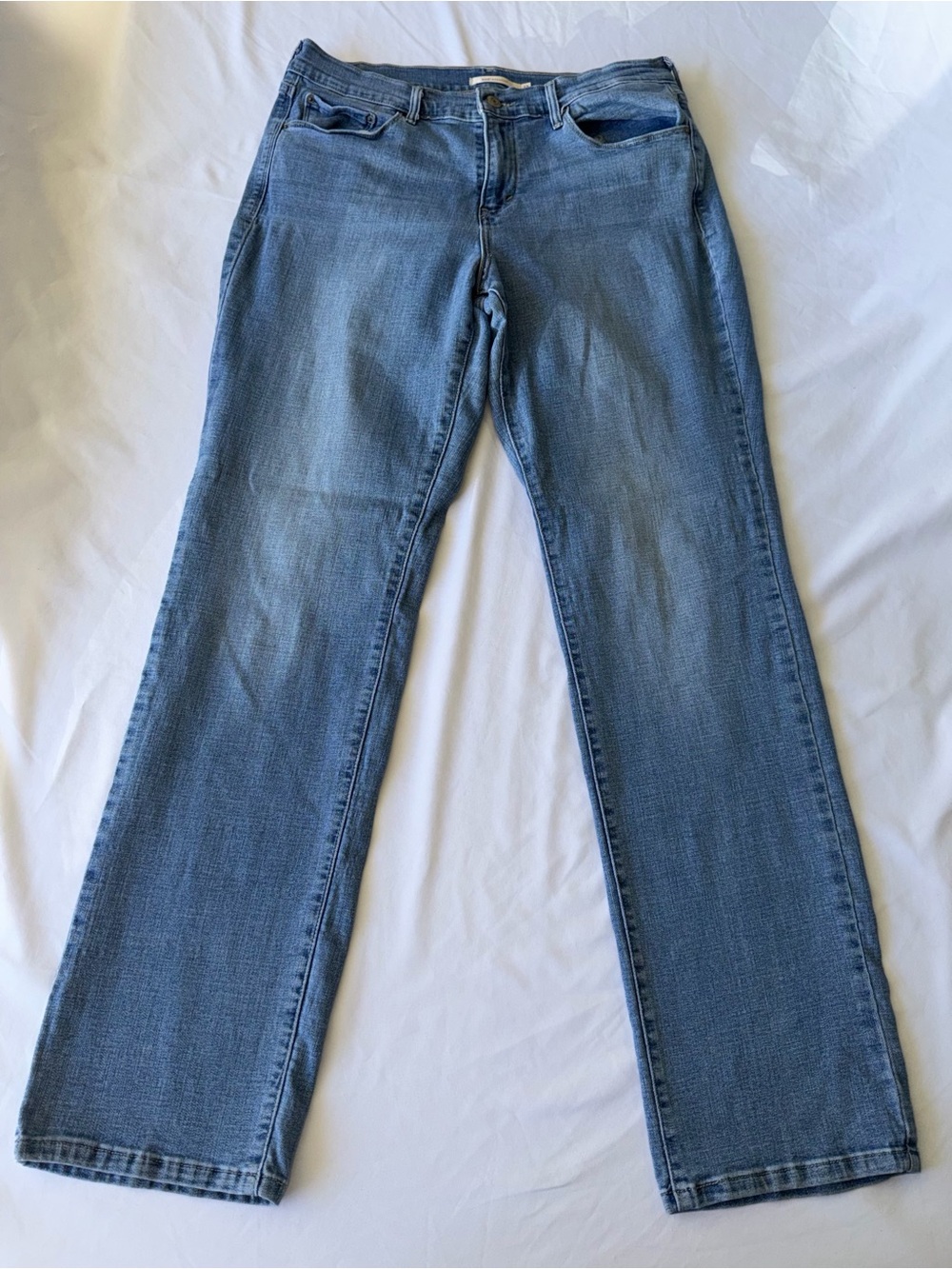 Levi's Women's Flared Jeans in Medium Blue Wash
